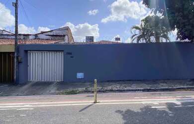 Imagem: A casa possui 4 Dormitórios, 4 Banheiros, 5 Vagas na garagem