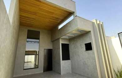 Imagem: A casa possui 3 Dormitórios, 2 Banheiros, 2 Vagas na garagem