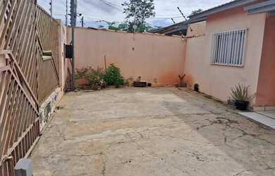 Imagem: A casa possui 3 Dormitórios, 2 Banheiros, 1 Vaga na garagem