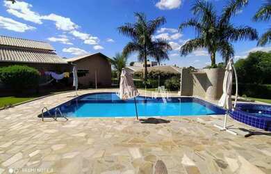 Imagem: A casa em condomínio possui 5 Dormitórios, 5 Banheiros, 5