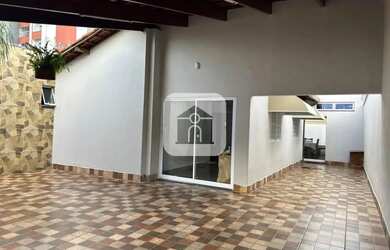 Imagem: A casa possui 3 Dormitórios, 2 Banheiros, 2 Vagas na garagem