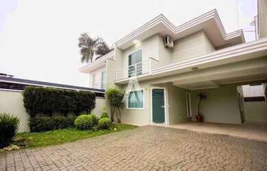 Imagem: A casa possui 3 Dormitórios, 3 Banheiros, 2 Vagas na garagem