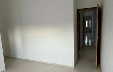 Imagem: A casa possui 3 Dormitórios, 2 Banheiros, 1 Vaga na garagem