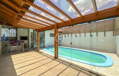 Imagem: A casa possui 3 Dormitórios, 2 Banheiros, 3 Vagas na garagem