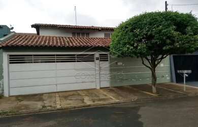 Imagem: A casa possui 4 Dormitórios, 3 Banheiros, 4 Vagas na garagem