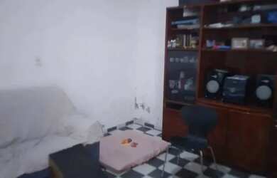 Imagem: A casa possui 5 Dormitórios, 2 Banheiros, 1 Vaga na garagem