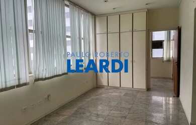 Imagem: O depósito possui 2 Vagas na garagem, 213m² de Área e está