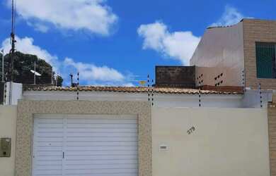 Imagem: A casa possui 4 Dormitórios, 2 Banheiros, 1 Vaga na garagem