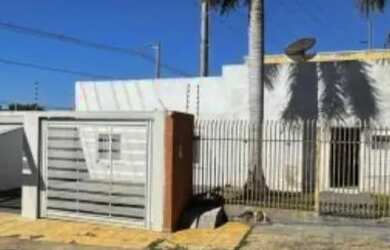 Imagem: A casa possui 3 Dormitórios, 4 Banheiros, 2 Vagas na garagem