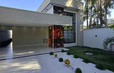 Imagem: A casa possui 3 Dormitórios, 2 Banheiros, 4 Vagas na garagem