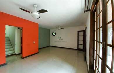 Imagem: A casa em condomínio possui 4 Dormitórios, 2 Banheiros, 2