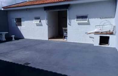 Imagem: A casa possui 4 Dormitórios, 4 Banheiros, 4 Vagas na garagem