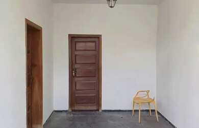 Imagem: A casa possui 3 Dormitórios, 2 Banheiros, 4 Vagas na garagem