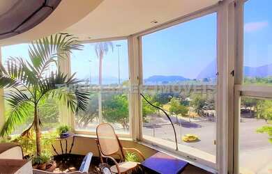 Imagem: O apartamento possui 5 Dormitórios, 3 Banheiros, 2 Vagas na