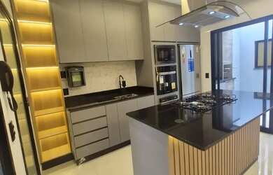 Imagem: A casa possui 3 Dormitórios, 2 Banheiros, 2 Vagas na garagem