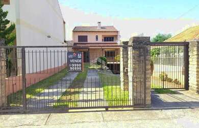 Imagem: A casa possui 4 Dormitórios, 2 Banheiros, 2 Vagas na garagem