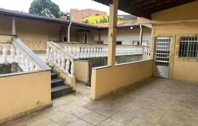 Imagem: A casa possui 3 Dormitórios, 2 Banheiros, 2 Vagas na garagem