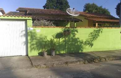 Imagem: A casa possui 3 Dormitórios, 2 Banheiros, 2 Vagas na garagem