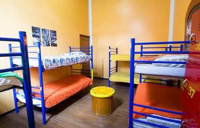 Imagem: A pousada chalé possui 4 Dormitórios, 2 Vagas na garagem e