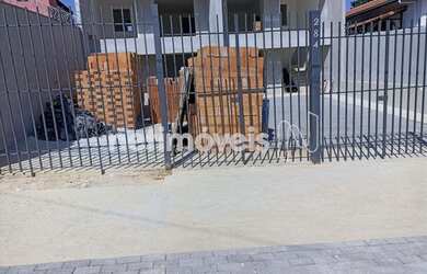 Imagem: A casa possui 2 Dormitórios, 1 Banheiro, 2 Vagas na garagem