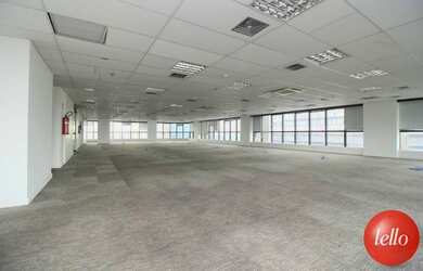 Imagem: O depósito possui 5 Vagas na garagem, 395m² de Área e está