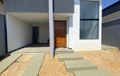 Imagem: A casa possui 2 Dormitórios, 1 Banheiro, 2 Vagas na garagem