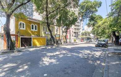 Imagem: A casa possui 3 Dormitórios, 2 Banheiros, 1 Vaga na garagem