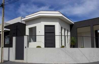 Imagem: A casa possui 3 Dormitórios, 2 Banheiros, 3 Vagas na garagem