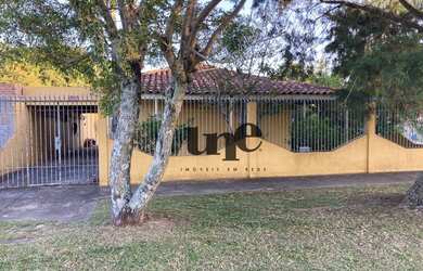 Imagem: A casa possui 3 Dormitórios, 1 Banheiro, 3 Vagas na garagem