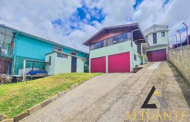 Imagem: A casa possui 5 Dormitórios, 3 Banheiros, 3 Vagas na garagem