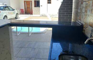 Imagem: A casa possui 3 Dormitórios e 3 Vagas na garagem e está localizado