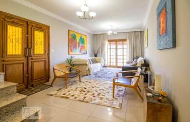 Imagem: A casa possui 3 Dormitórios, 4 Banheiros, 5 Vagas na garagem