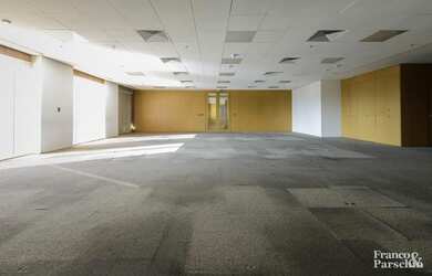 Imagem: O depósito possui 5 Vagas na garagem, 1.450m² de Área e