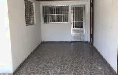 Imagem: A casa possui 2 Dormitórios, 1 Banheiro, 2 Vagas na garagem