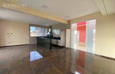 Imagem: A casa possui 3 Dormitórios, 3 Banheiros, 5 Vagas na garagem