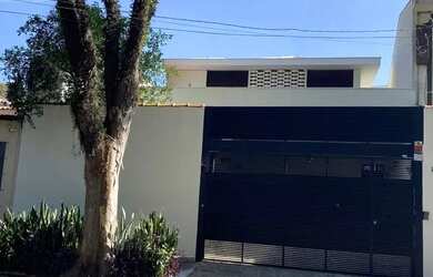 Imagem: A casa possui 4 Dormitórios, 3 Banheiros, 4 Vagas na garagem