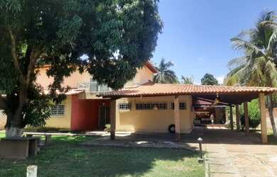 Imagem: A casa possui 4 Dormitórios, 5 Banheiros, 5 Vagas na garagem