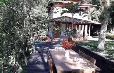 Imagem: A casa possui 3 Dormitórios, 3 Banheiros, 4 Vagas na garagem