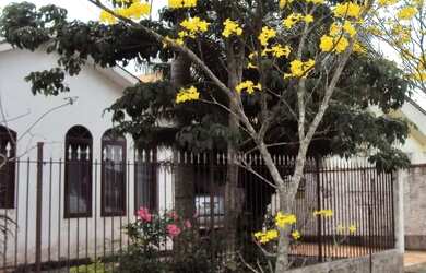 Imagem: A casa possui 3 Dormitórios, 1 Banheiro, 1 Vaga na garagem