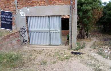 Imagem: A casa possui 2 Dormitórios, 1 Banheiro, 1 Vaga na garagem