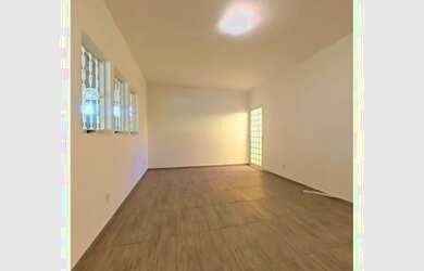 Imagem: A casa possui 2 Dormitórios, 2 Banheiros, 2 Vagas na garagem