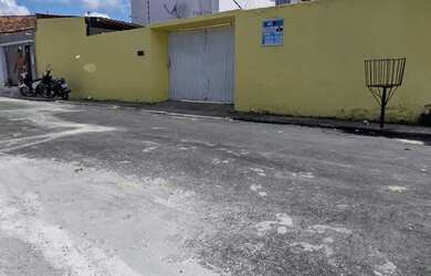 Imagem: A casa possui 5 Dormitórios, 4 Banheiros, 4 Vagas na garagem