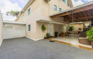 Imagem: A casa possui 3 Dormitórios, 4 Banheiros, 5 Vagas na garagem