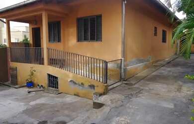 Imagem: A casa possui 3 Dormitórios, 1 Banheiro, 5 Vagas na garagem