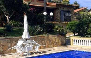 Imagem: A casa possui 5 Dormitórios, 5 Banheiros, 5 Vagas na garagem