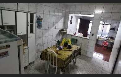 Imagem: A casa possui 4 Dormitórios, 3 Banheiros, 4 Vagas na garagem