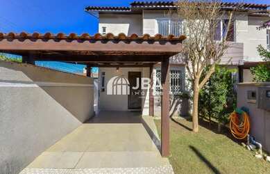 Imagem: A casa possui 3 Dormitórios, 2 Banheiros, 1 Vaga na garagem