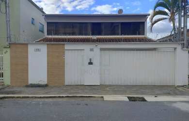 Imagem: A casa possui 3 Dormitórios, 4 Banheiros, 3 Vagas na garagem