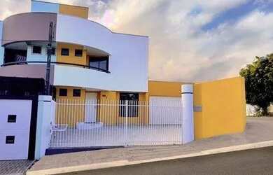 Imagem: A casa possui 3 Dormitórios, 2 Banheiros, 5 Vagas na garagem