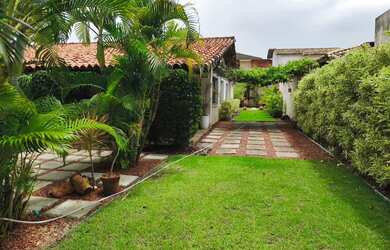 Imagem: A casa possui 3 Dormitórios, 2 Banheiros, 4 Vagas na garagem